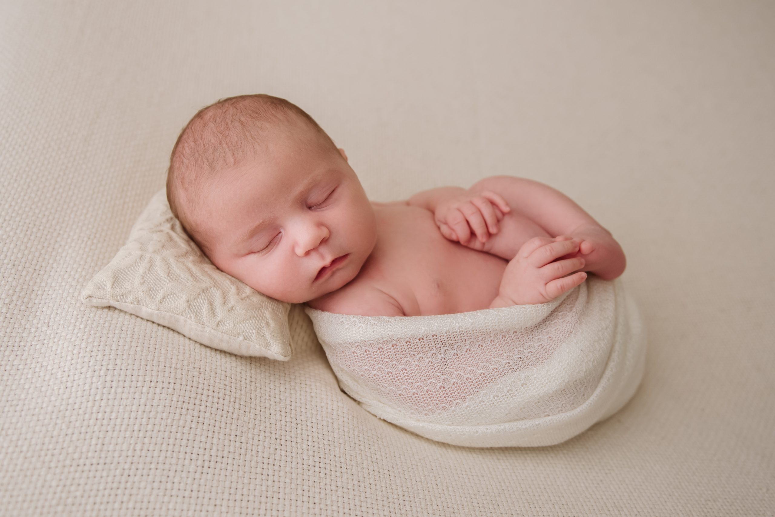 Neonato avvolto, dettaglio fotografico