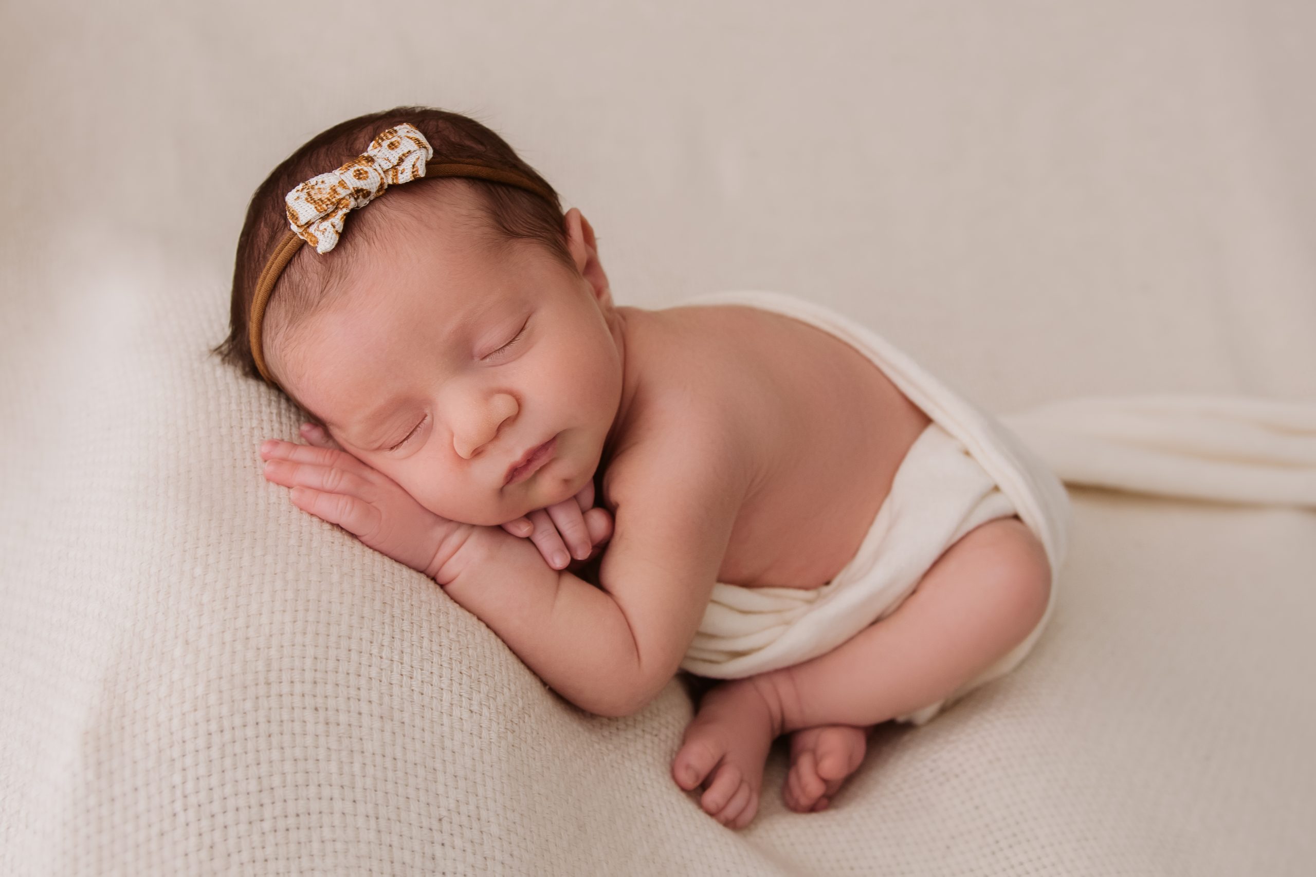 Neonato fotografato con stile naturale