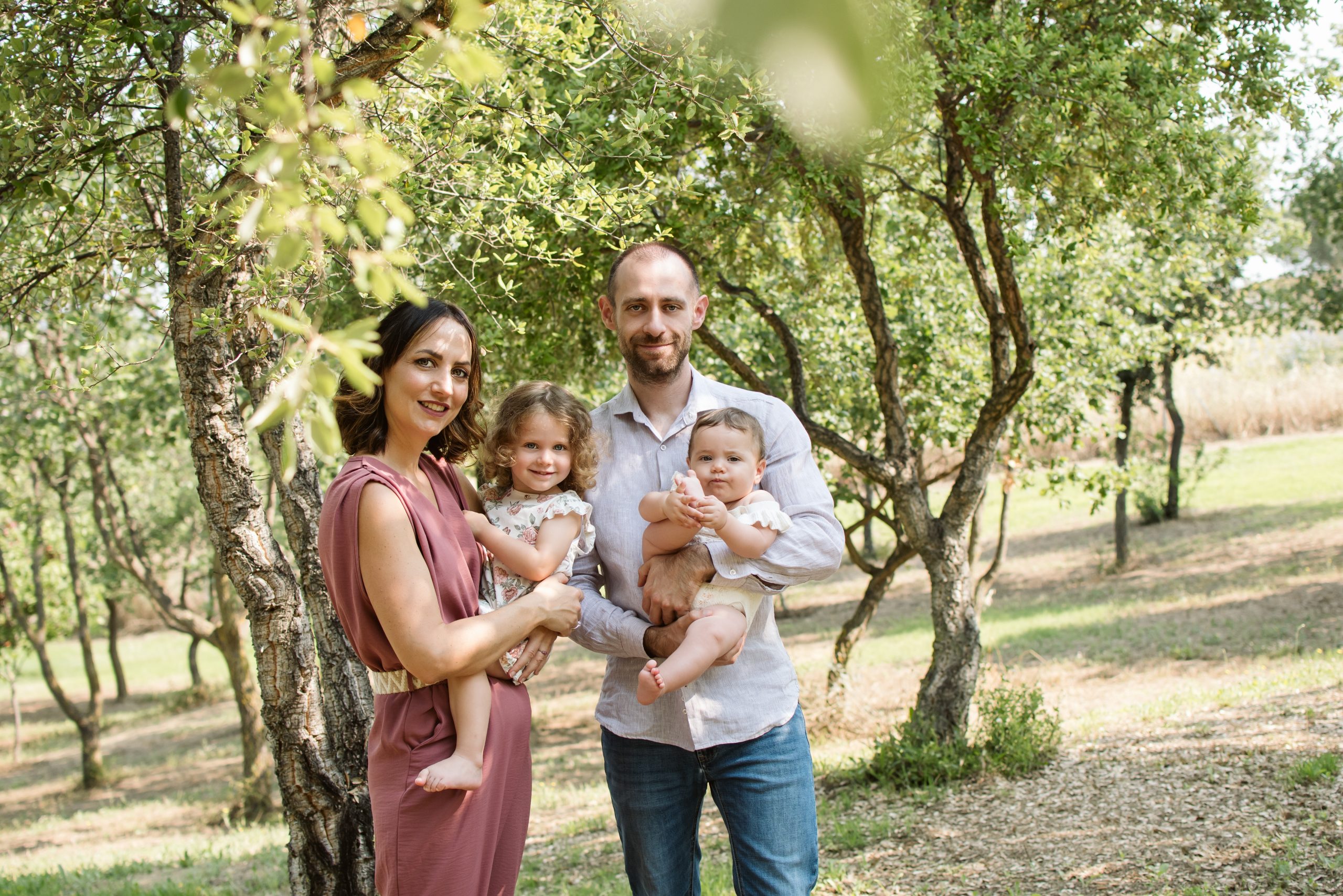 Famiglia insieme durante il servizio fotografico