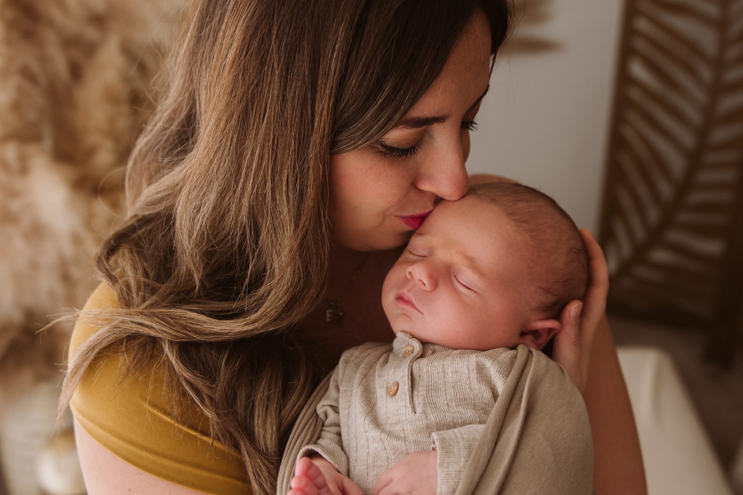 Neonato addormentato in luce naturale