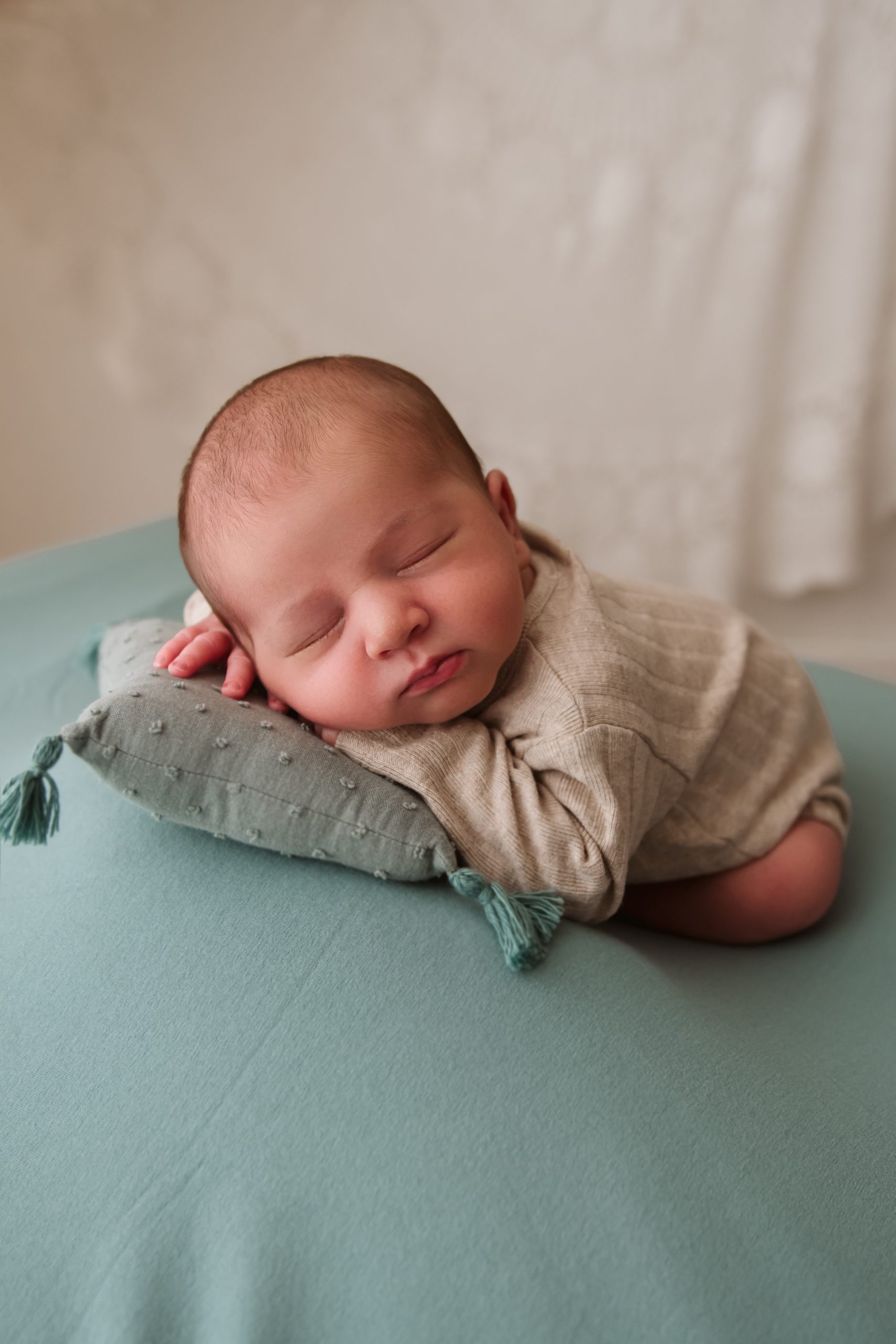 Neonato avvolto in una coperta, fotografia newborn